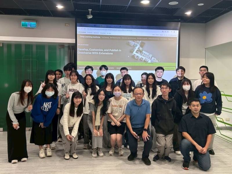 東吳大學巨量資料管理學院舉辦AI產業培訓課程，有26名學生通過測驗，取得NVIDIA OpenUSD「從OpenUSD到NVIDIA IsaacSim機器人模擬」實作證照。（東吳提供）