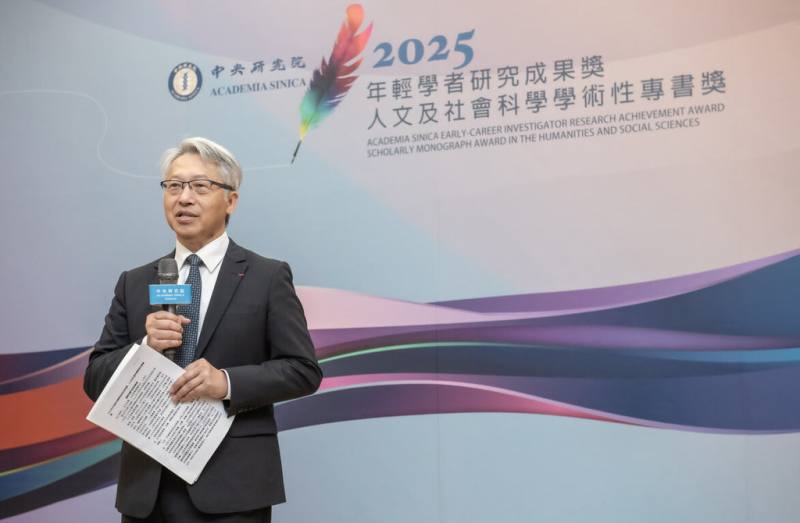 中央研究院1日揭曉「2025年年輕學者研究成果獎」與「第14屆人文及社會科學學術性專書獎」得獎名單，由中研院長廖俊智（圖）親自頒獎。（中研院提供）