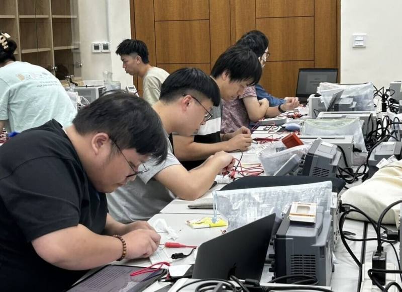 陽明交大高雄校區開設「人工智慧與應用物理碩、博士班」及「應用科技碩士在職專班」，9至16日開始招收在地人才。（陽明交大提供）