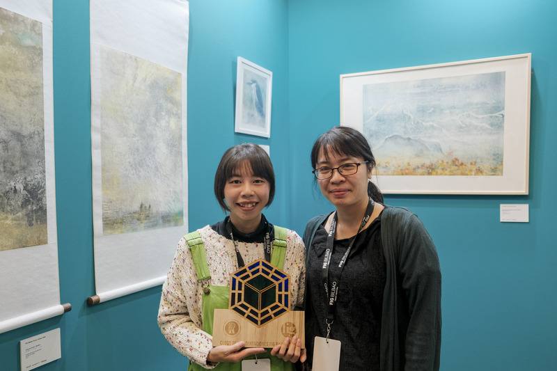西班牙畢爾包藝博會（FIG Bilbao）主題特展「聚焦台灣」參展藝術家、亦為嘉義大學視覺藝術學系助理教授張瀞予（右），帶領4名應屆畢業生團隊在獎勵青年藝術家的展覽暨競賽單元「誘惑立方體」亮相，其中學生陳欣（左）雙喜臨門，獲得新銳藝術家獎助金以及西班牙加利西亞自治區貝坦佐斯市「當代版畫國際中心」為期2個月的駐村計畫獎學金。