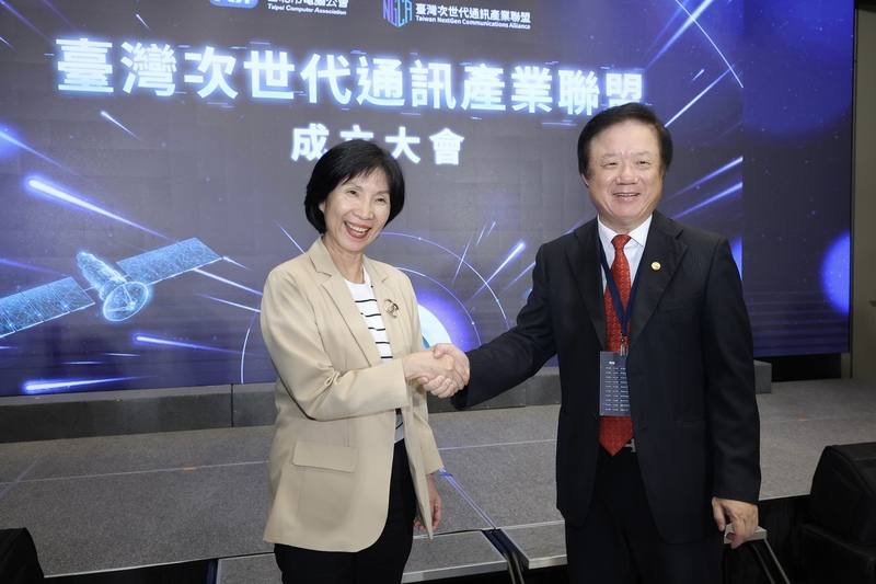 台灣次世代通訊產業聯盟（TNGCA）成立大會1日下午在台北舉行，首屆會長簡志誠（右）、副會長井琪（左）表示將攜手為聯盟努力。