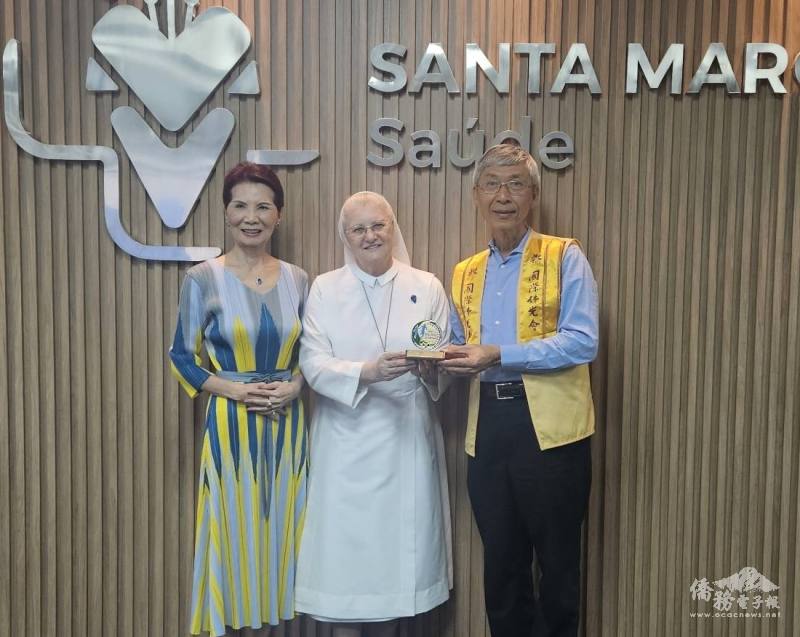 許永隆（右）贈送感謝獎座給Santa Marcelina醫院院長Irmã Rosane（中），左為巴西華人資訊網創辦人支黃秀莉