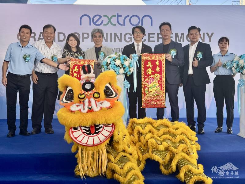 與會僑團及貴賓合影(左至右：泰國廠長侯波、榮譽總會長黃水龍、林宇馨、董事長徐季麟、公使董思齊、泰國總經理賴琦憲、北欖副會長暨富鼎工程董事長陳毅、製造處處長殷昌彦)