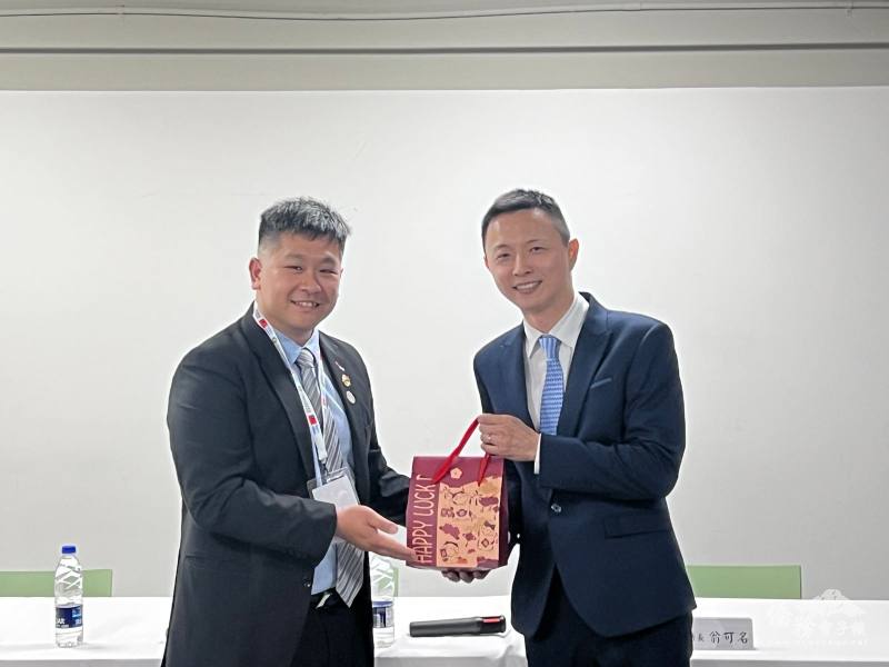 中南美洲台灣商會聯合總會青商會會長蔡鎮光贈禮阿根廷青商會會長劉信宏