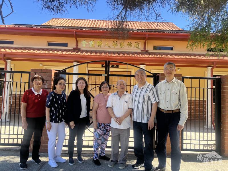 王俊義（右ㄧ）、江佳慧（左三）與西澳越棉寮華人聯誼會會長曾廣友（右三）合影