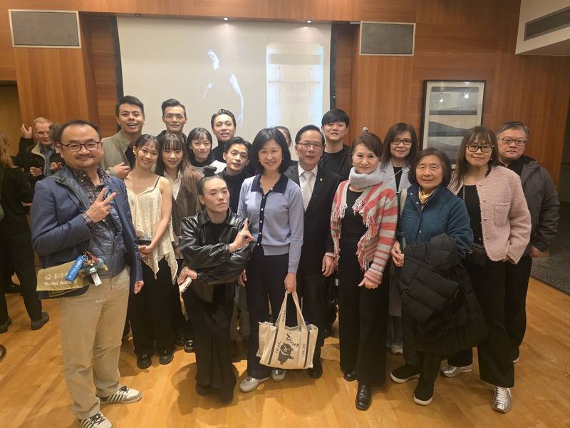 溫哥華的僑胞們和翃舞團員們合影，為演出成功感到驕傲。文化部駐洛杉磯台灣書院主任簡德源（左1）說，未來將呈現更多美好的台灣表演藝術作品讓世人欣賞。