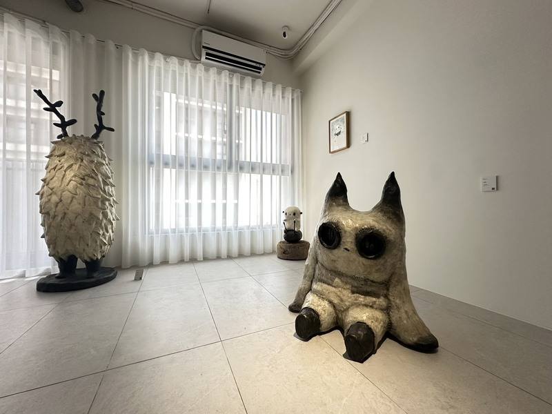 意識畫廊近日與高雄建商合作，將接待中心打造成藝術展覽空間，藝術家「阿咧」因作品充滿幽默感廣受喜愛，近日他帶著作品返回高雄辦聯展，與藝術家徐永進、徐凡軒、徐橘喵、高定等一起展覽。