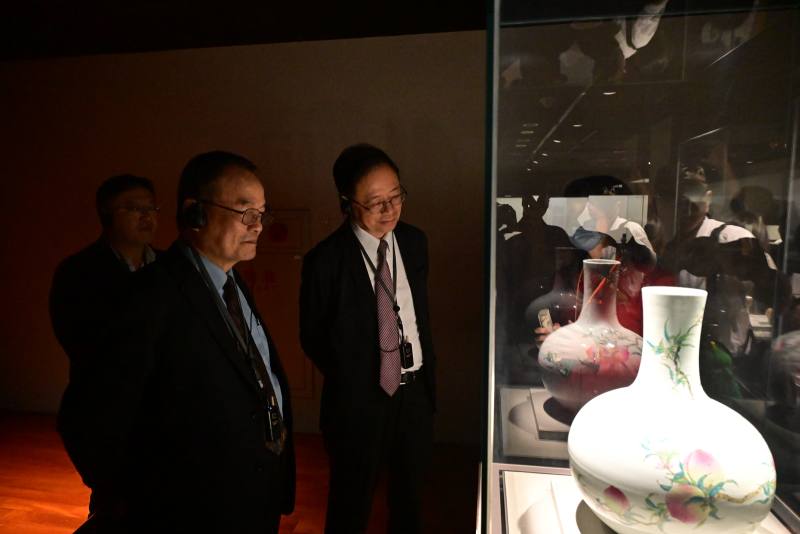 故宮蕭宗煌院長(左)與桃園張善政市長(右)，一同欣賞「桃茶寶盒」靈感來源〈清 粉彩蟠桃天球瓶〉