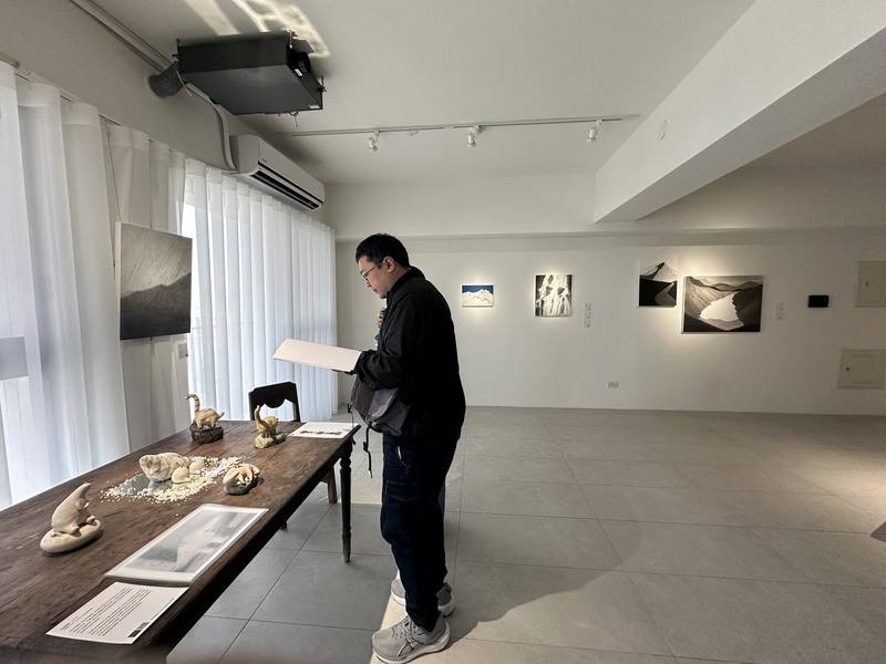 意識畫廊近日與高雄建商合作，將接待中心打造成藝術展覽空間，展出藝術家阿咧、 徐永進、徐凡軒、徐橘喵、高定等作品。賞屋空間充滿藝術氣息，聯展吸引不少民眾參觀，展覽至21日。