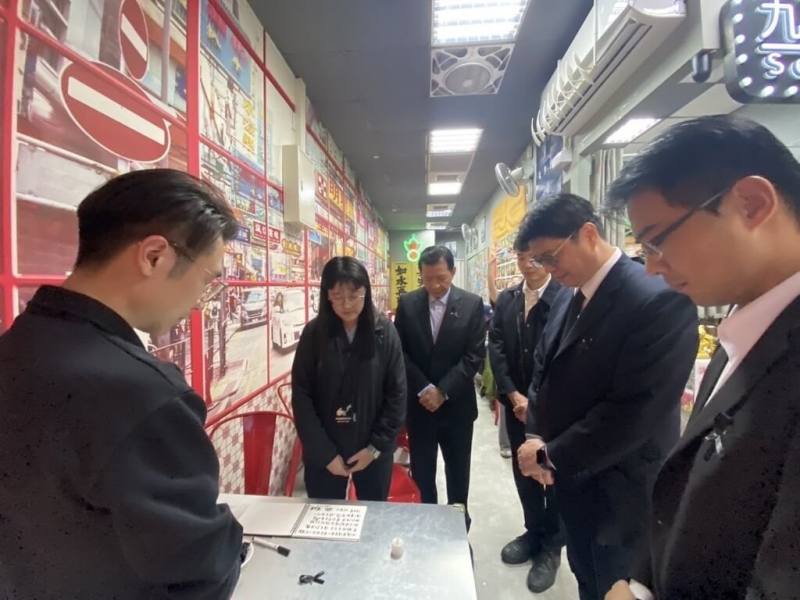 香港大埔宏福苑火災造成嚴重傷亡，在台港人自發設置在台弔唁點，陸委會主委邱垂正與陸委會港澳蒙藏處處長兼策進會秘書長盧長水等人2日前往致意。（策進會提供）