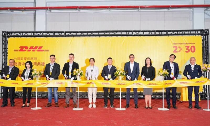 國際物流業龍頭DHL在高雄市前鎮商港區打造萬坪級物流中心，2日舉行啟用典禮，未來將支援台積電高雄先進製程廠及南部科學園區運作，滿足相關物流需求。（高雄市經發局提供）
