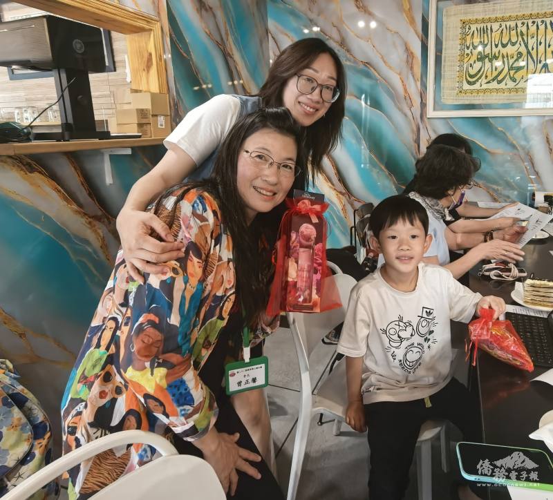 曾正馨（前排左）於會議後分送聖誕小禮給與會人員，共享節慶溫馨祝福。