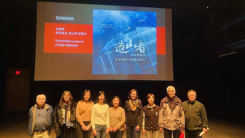 駐溫哥華辦事處僑務組長郭淑貞（左4）和多名台灣僑胞一起觀賞「造山者」，多人表示雖然台灣面臨國際局勢挑戰，但一定能再度突破困境成功。