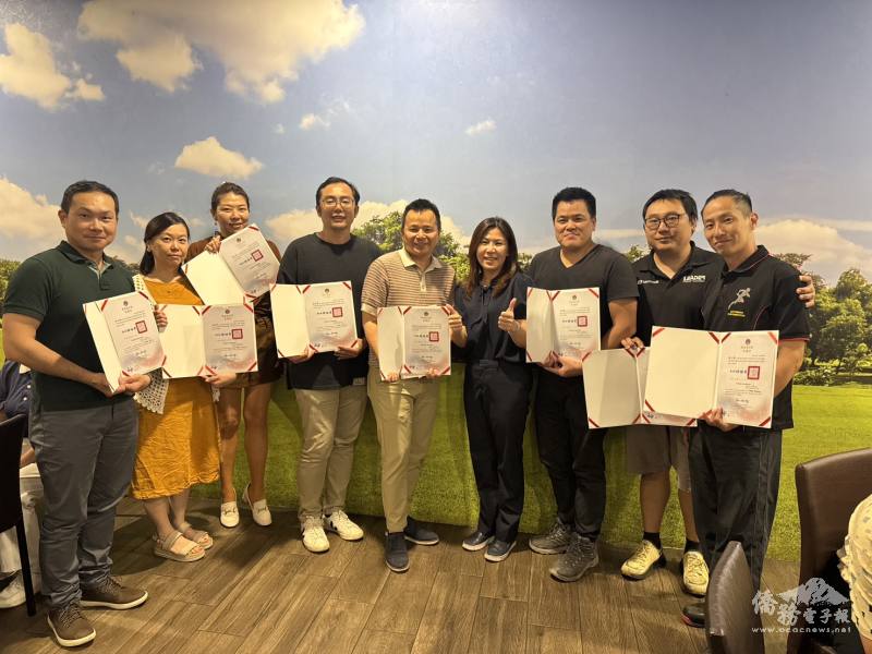 江佳慧(右4)頒發僑委會感謝狀給協助雙十國慶有功人員