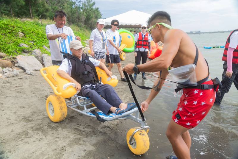 民眾使用沙灘輪椅(雲林縣政府計劃處提供)