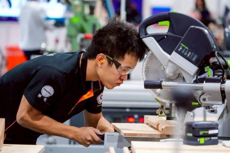 獲得2025亞洲技能競賽門窗木工職類金牌的陳亮維，畢業於公東高工家具木工科。（公東高工提供）