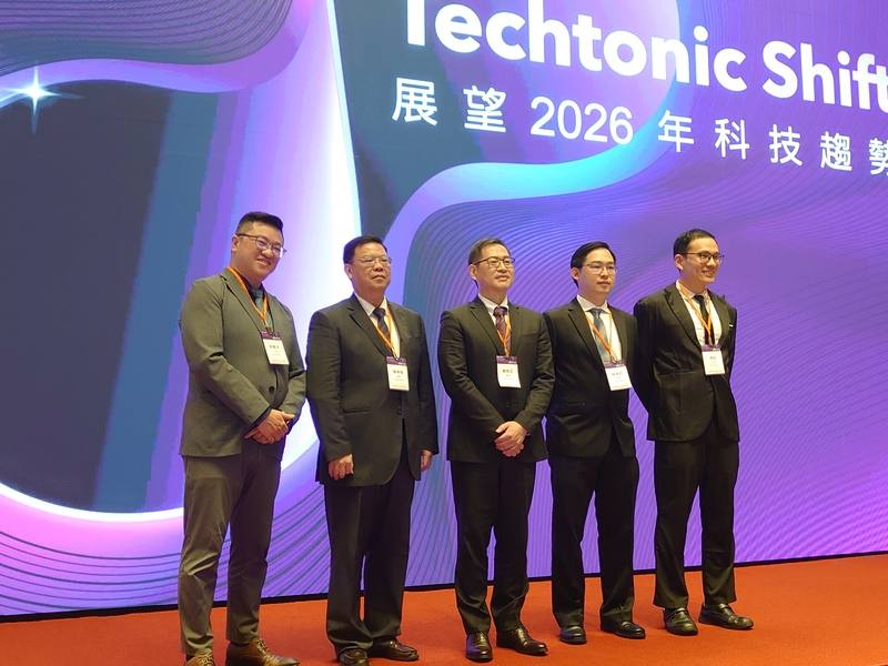 研調機構DIGITIMES於3日舉行科技趨勢論壇，副總監蔡卓卲（右2）表示，在人工智慧（AI）需求驅動下，明年半導體市場可望成長18.3%，台積電晶圓代工領域居領導地位。