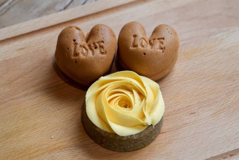 南投烘焙業者利用友善石虎農作香蕉製成的青蕉粉、蕉皮粉製作甜點，消費者購買品嚐即是支持石虎保育。圖為咪塔雞蛋糕使用蕉皮粉製作的「百香蕉皮塔」及使用青蕉粉製作的「蕉香雞蛋糕」。（巢墩諸米提供）