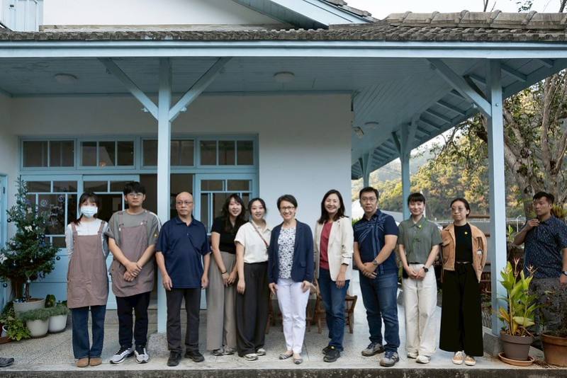 副總統和出席人員合影