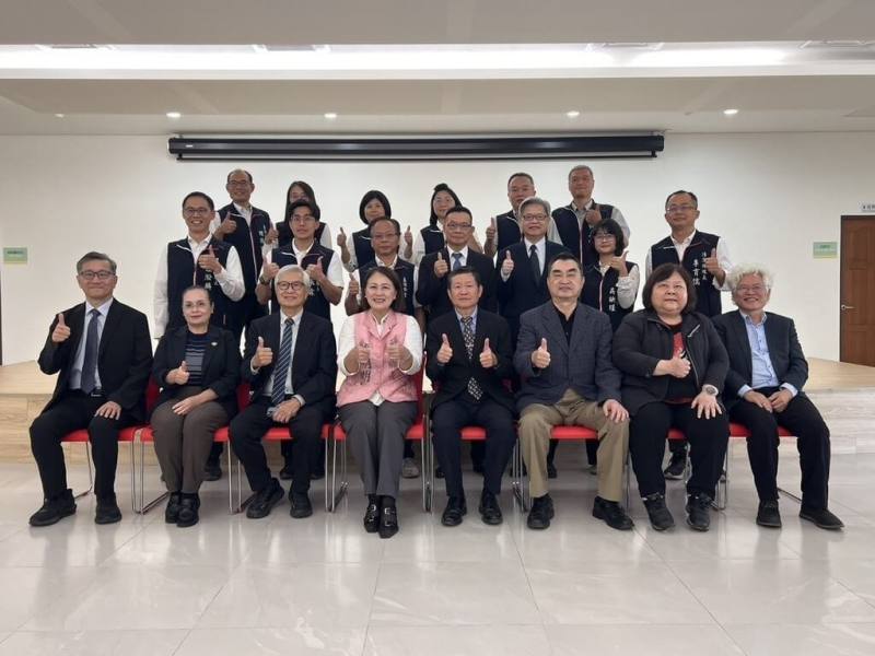 考試院副院長許舒翔（前排右4）等人2日赴雲林縣元長鄉公所進行拜會與業務交流座談，盼能了解第一線實務困境、讓改革貼近機關需求，解決在地問題。（考試院提供）