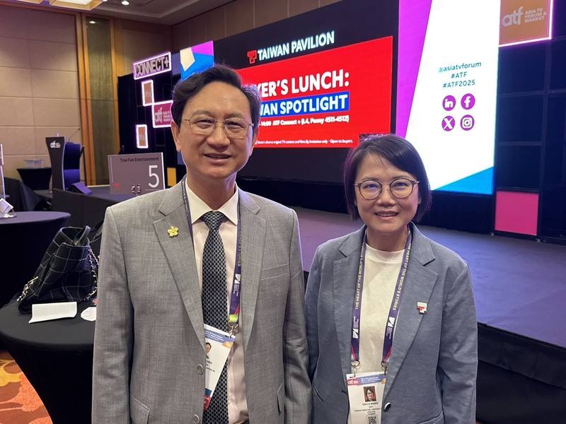 亞洲電視論壇及內容交易市場展在新加坡登場，駐新加坡代表童振源（左）、文策院院長王敏惠（右）出席活動。