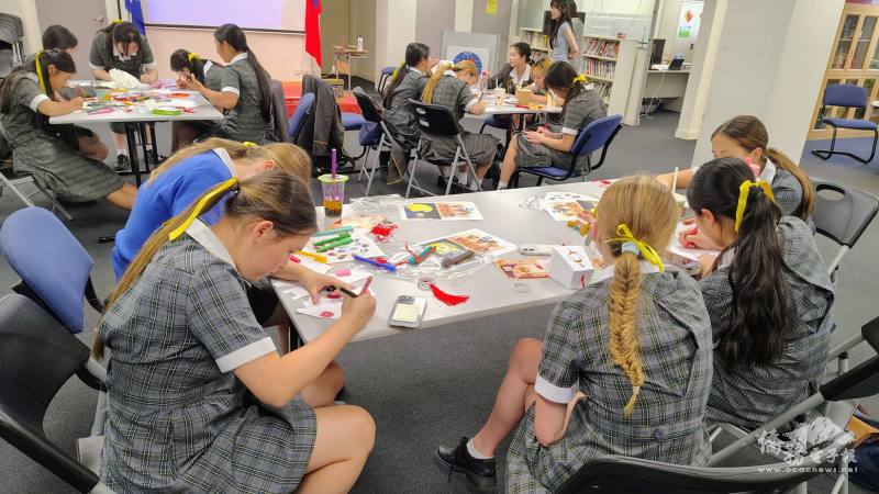 學生們彩繪天燈DIY