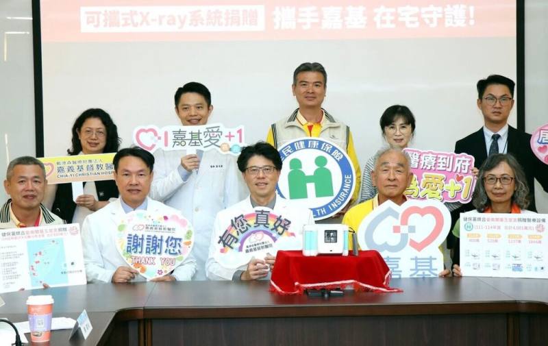 嘉義基督教醫院3日獲台南玉皇宮捐贈1台可攜式X光機，南區健保署業務組長林純美（前右1）、玉皇宮主委涂大松（前右2）及嘉基院長陳煒（前右3）等人出席見證。（嘉基提供）