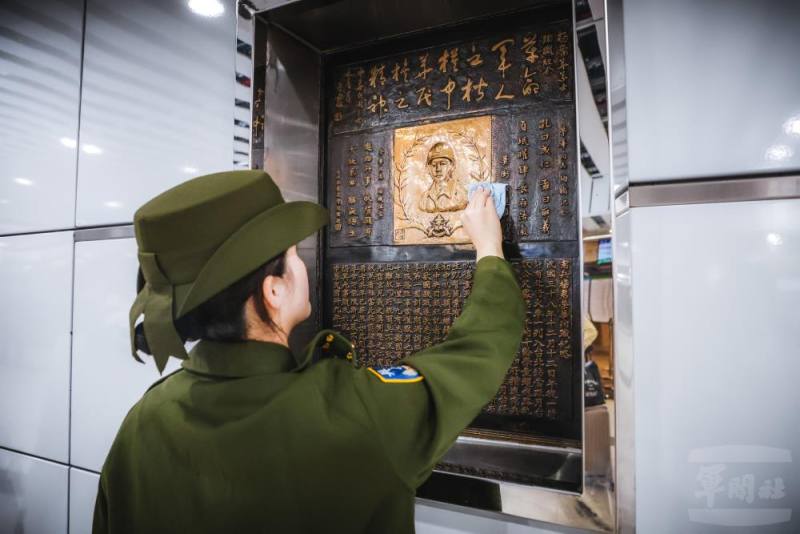 官兵細心清潔紀念碑，感懷烈士犧牲奉獻的崇高精神。（青年日報提供）