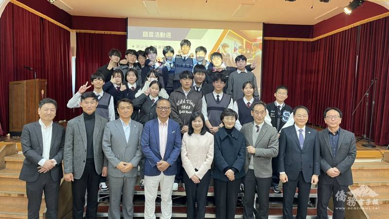 駐韓國代表處副代表郭秋雯與出席貴賓合影。(左三為陽明（韓國）株式會社社長林金堆、左四為元大證券（韓國）總經理羅志鵬、右一及右三分別為校長慕思亮及理事長林治有)