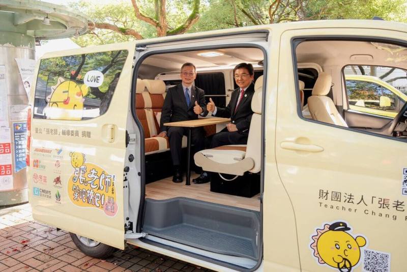 張老師基金會攜手政治大學心理系啟動行動諮詢校巴活動，將心理諮詢轉化為4道有趣的闖關遊戲。（政大提供）