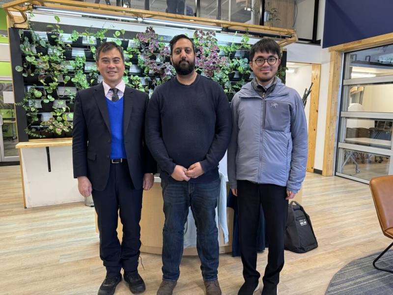 溫哥華台灣貿易中心主任邱仕敏（左）和專案經理洪顗為（右）拜訪加拿大育空政府資助的育空科技公司，和執行長薩希德（中）探索彼此合作的可能性。（溫哥華台貿中心提供）