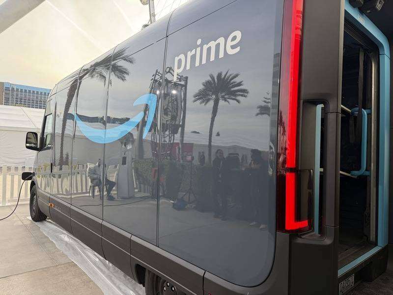 亞馬遜旗下AWS本週在美國拉斯維加斯舉辦re:Invent年度雲端運算大會，現場展示亞馬遜Rivian電動貨車，車身外部配備的攝影機結合AWS Greengrass邊緣運算技術，能在行駛中偵測封路或施工等道路異常。