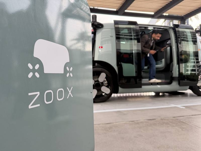 雲端服務供應商AWS 2日在re:Invent年度大會上展示Zoox打造的無人計程車，目前已在美國西岸舊金山向員工測試、在拉斯維加斯對民眾開放服務，預計2026年擴張到美國東岸的亞特蘭大與邁阿密。