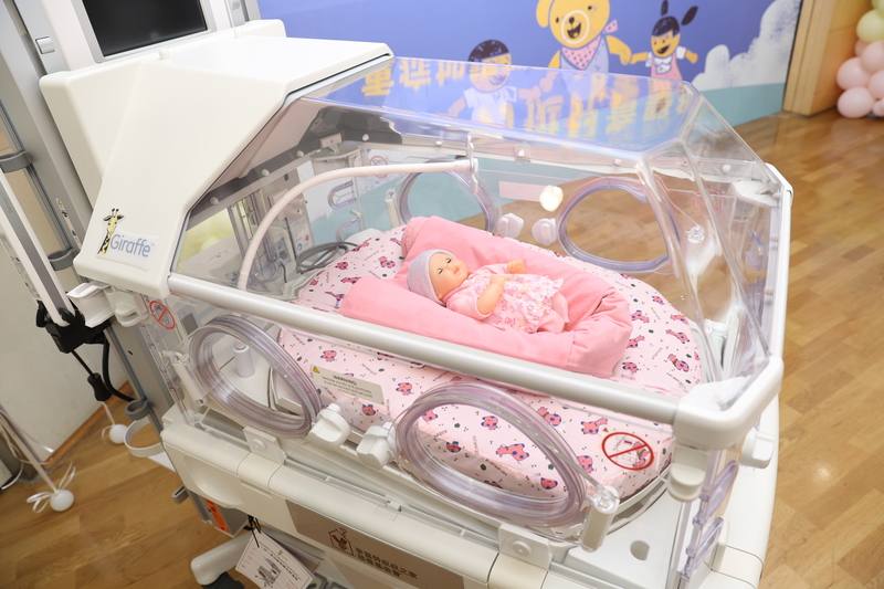 麥當勞叔叔之家慈善基金會「重症加護型新生兒保溫箱捐贈儀式」，2日在台大醫院兒童醫院舉行，圖為捐贈的新生兒保溫箱。