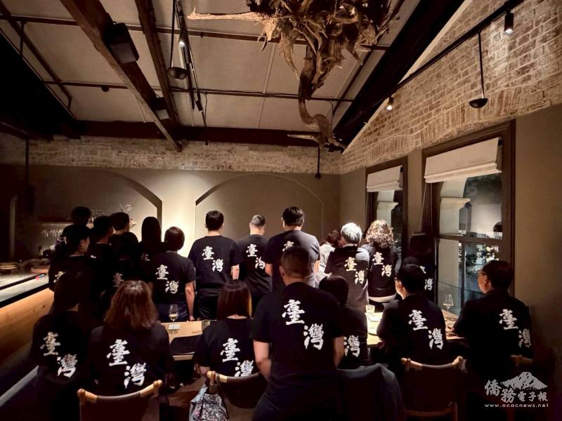 雪梨國慶工作團隊身著「臺灣」字樣制服，展現對家鄉情感與向心力