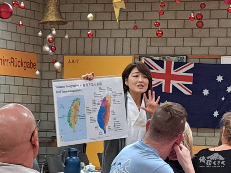 由茶藝師詹秀蘭為德國人介紹臺灣茶區的特色