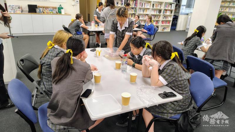 學生體驗搓愛玉，製作臺灣特有消暑聖品愛玉凍