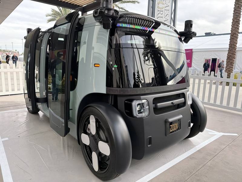雲端服務供應商AWS 2日舉辦re:Invent年度大會，展示亞馬遜旗下公司Zoox打造的無人計程車，車內沒有方向盤和駕駛座，外型看似帶輪子的烤麵包機，今年9月已在美國賭城對一般民眾開放服務。