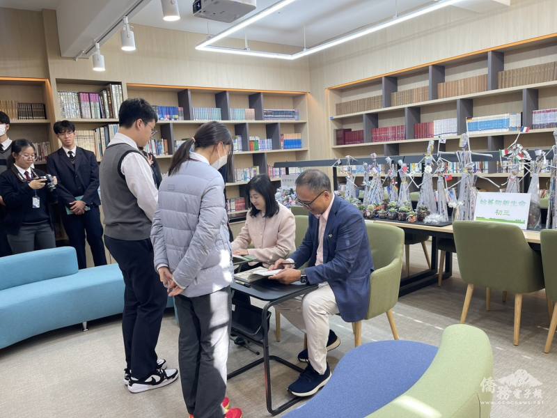 捐書者羅志鵬與作者郭秋雯共同舉行簽書會