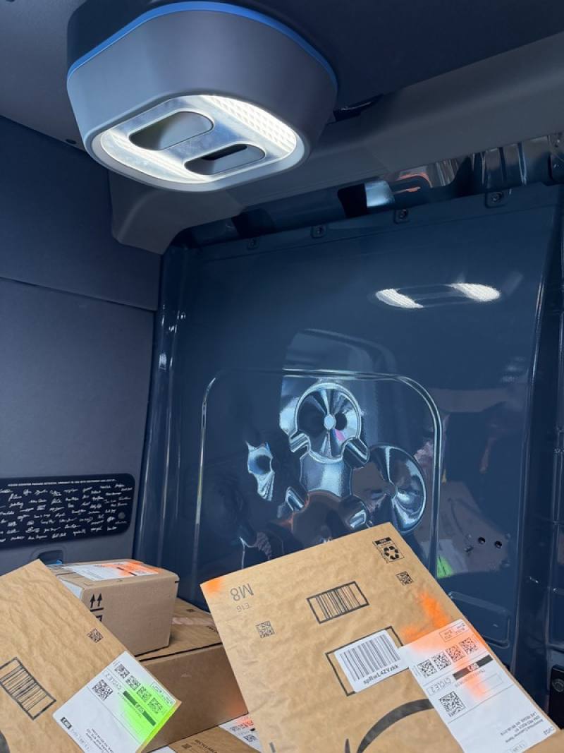 亞馬遜旗下AWS本週在美國拉斯維加斯舉辦re:Invent年度雲端運算大會，現場展示的Rivian電動貨車搭載智慧視覺系統，能幫司機找出要遞送的正確包裹並投射綠色光點，錯誤包裹則打上紅色叉號。