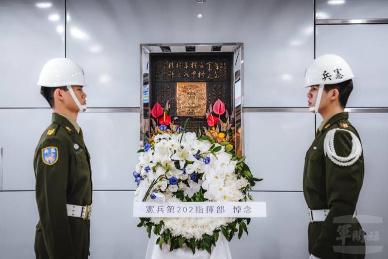 憲兵202指揮部於楊榮華烈士紀念碑前獻花追思，緬懷其捨身救童的英勇義行。（青年日報提供）