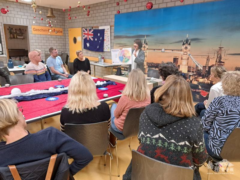 與會者認真聽講臺灣茶藝活動