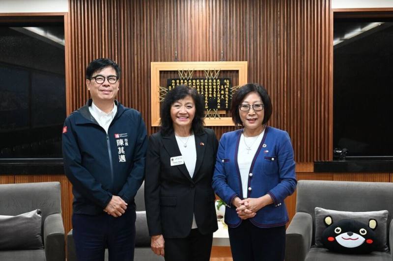 美國加州喜瑞市（City of Cerritos）議員黃正芬（中）2日拜訪高雄市議會，與高雄市議長康裕成（右）及高雄市長陳其邁（左）合影。（高雄市議會提供）