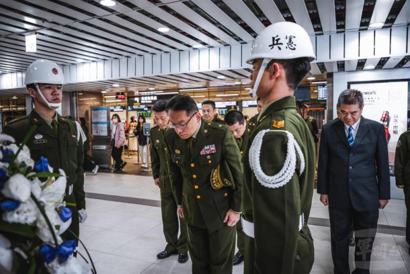 張少將率官兵向楊榮華烈士表達深切敬意。（青年日報提供）