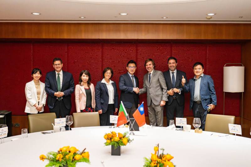 立法院副院長江啟臣（右4）2日在跨黨派立委陪同下，接見「葡萄牙跨黨派國會議員」一行，江啟臣表示，他期許雙方在更多領域展開交流。（立法院提供）