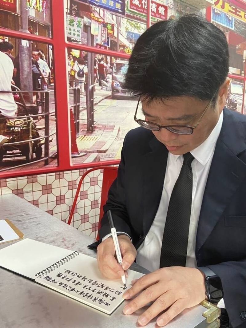 首頁 / 兩岸
香港宏福苑大火港人在台設弔唁點 邱垂正前往致意
2025/12/2 20:11（12/2 20:21 更新）
香港大埔宏福苑火災造成嚴重傷亡，在台港人自發設置在台弔唁點，陸委會主委邱垂正2日前往致意。（策進會提供）