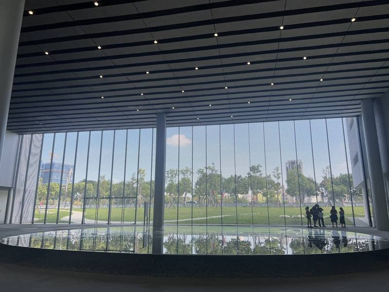 台中市立美術館與圖書館共構的台中綠美圖由普立茲克建築獎（Pritzker Architecture Prize）得主妹島和世及西澤立衛設計，13日開館。圖為台中綠美圖大廳。