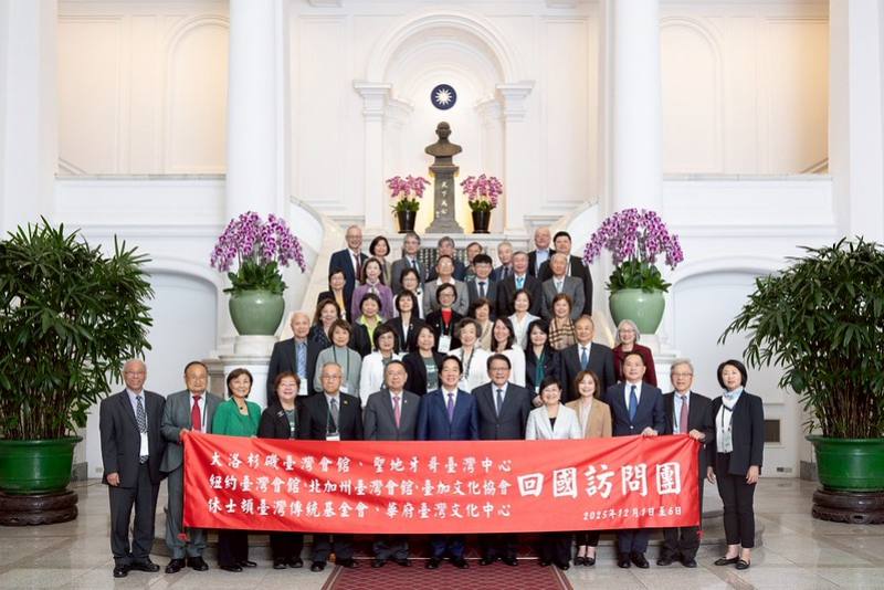 總統與「2025年北美各地臺灣會館、臺灣中心暨臺灣協會回國訪問團」合影