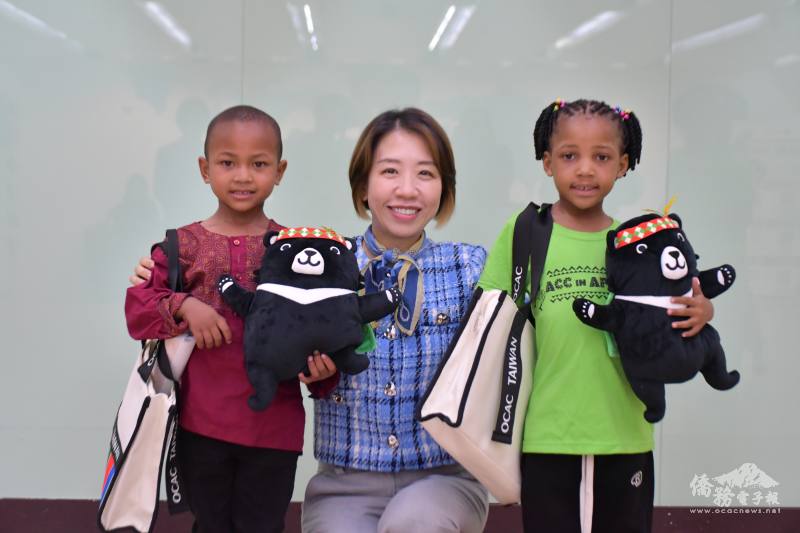 李姸慧致贈紀念品予關懷中心學員