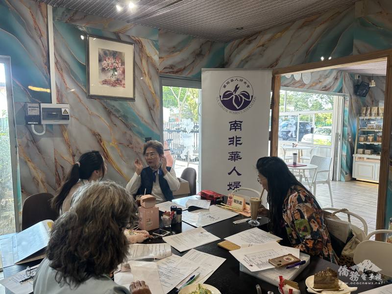 顧問馮德滿（中）於理監事會議中分享多年參與康寧老人院探訪的經驗，鼓勵婦女會在2026年持續推動公益關懷。